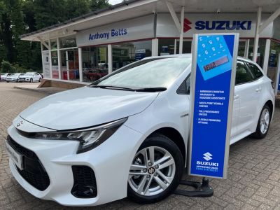 Suzuki Swace 1.8 Estate Motion Estate Petrol / Electric Hybrid Platinum White Pearlescent at Suzuki UCL Milton Keynes